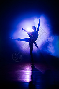 舞蹈室的芭蕾舞女唱诗班有紫罗兰彩色亮光 年轻女子穿着经典礼服跳舞 每个运动都优雅和温柔图片