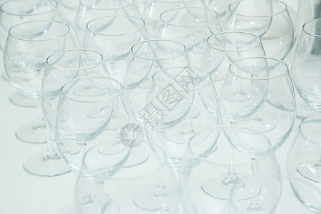 餐桌设置 许多玻璃透明的杯子用于葡萄酒和香槟庆典婚礼桌子眼镜水晶反射假期商业酒精饮料图片