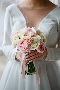 白裙子的新娘有一束花束花男人浪漫首饰乐趣订婚婚礼已婚装饰品女士夫妻图片