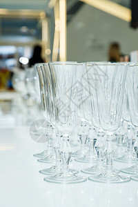 餐桌设置 许多玻璃透明的杯子用于葡萄酒和香槟商业酒精纪念日餐厅环境酒吧桌子柜台服务庆典图片