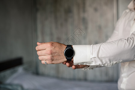 一个高雅的商务人士扣手表 穿着白衣服 穿着白衬衫的衣服办公室人士商务绅士男人衬衫袖口时间奢华婚礼图片