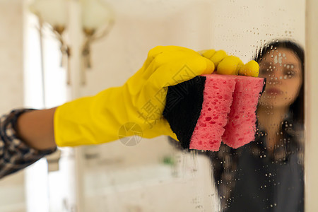 女孩在用洗涤剂洗镜子消毒脸盆工作家务女佣女性房子快乐龙头卫生图片