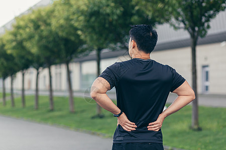 亚洲男子在跑步和健身后缓缓疼痛肌肉事故痛苦膝盖女性运动员男性慢跑者赛跑者训练图片