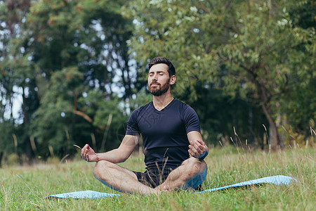 一名坐在公园的长胡子青年男子 坐在一个垫子冥想室上 进行呼吸锻炼胡须成功娱乐训练男性老年运动活力平衡身体图片