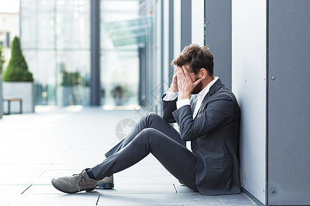 住在户外街边的工人男子在正式起诉中感到悲哀和沮丧的企业家工作白领雇主生意人破产套装悲伤员工压力街道图片