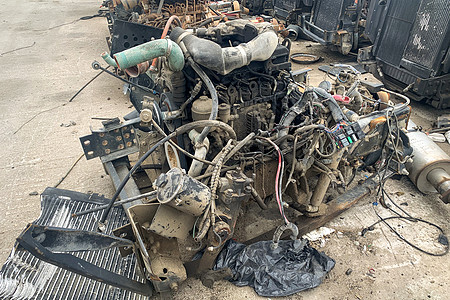 从汽车上取走的内燃机 在汽车残骸中躺在地上 发动机图片