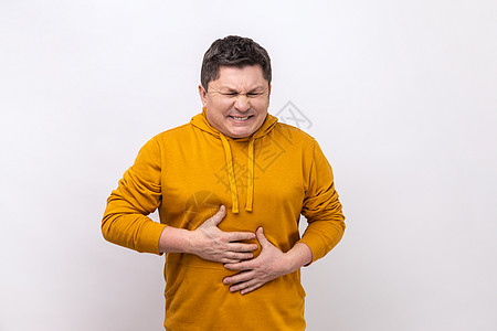 生病的中年男子 腹部疼痛 腹部严重痛苦 病情深重图片