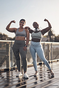 做更多让你感到更自信的事 两个年轻女性在外出跑步时变身图片