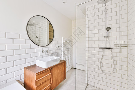 Sinks和浴缸 在淋浴室附近洗洗机建筑学白色玻璃洗衣机龙头住宅淋浴水平镜子反射图片