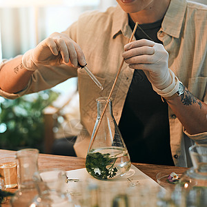 水培法是植物学中发展最快的栽培技术 一位面目全非的植物学家在玻璃瓶中向水基植物中添加液体营养素图片