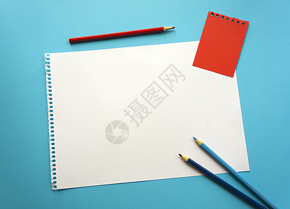 一张空白的纸空间 用于在美丽的蓝色背景 蓝色铅笔上设计和刻字 从记事本上撕下的一张穿孔纸 医学笔记 食谱 方形纸热带叶子杯子女士图片