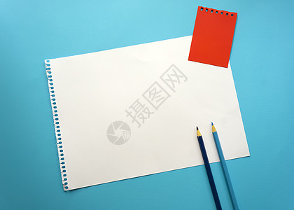 一张空白的纸空间 用于在美丽的蓝色背景 蓝色铅笔上设计和刻字 从记事本上撕下的一张穿孔纸 医学笔记 食谱 方形纸小样植物卡片海报图片