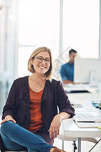 自信而微笑的女商务人士 行政人员或企业领导 在工作办公室取得成功 领导力和信心 聪明的创意研究分析师 经理或老板的面孔肖像图片