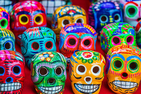 在墨西哥坎昆举行的 死亡庆典日的多彩头骨文化陶瓷节日礼物制品旅游狂欢艺术死亡手工业图片