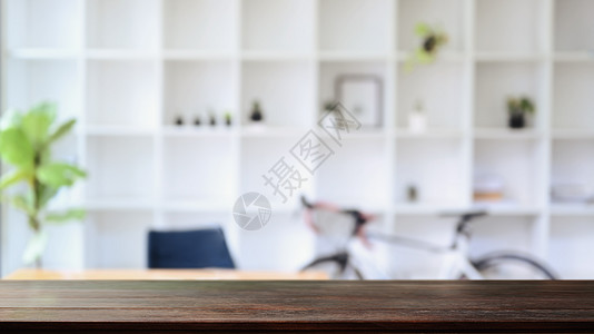 空木质桌 有模糊的书架和时髦自行车 您的产品显示时装图片