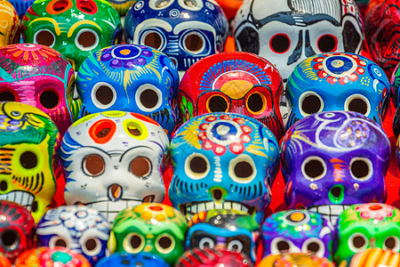 在墨西哥坎昆举行的 死亡庆典日的多彩头骨庆典鸡皮疙瘩礼物文化团体手工业派对颅骨节日旅游图片