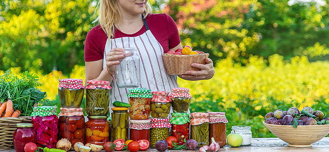 有罐子保存蔬菜的女人 冬天 有选择的焦点玻璃菜花盘子季节女士收成横幅黄瓜食物家政图片