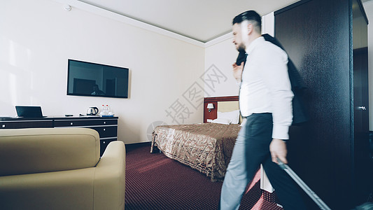 入住后进入旅馆客房的商务人士 旅行 商业和人员概念图片