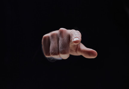 在黑色背景上孤立的手 使用扩展的索引指女性客户棕榈宏观推介会手臂套装广告拇指手势图片