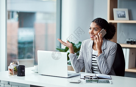 女商务人士独自坐在办公桌前工作 通过电话 网络和讨论战略 一位快乐的企业女性专业人士在办公室工作时进行交谈图片