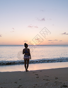 亚洲女性在圣卢西亚度假时在海滩散步 圣卢西亚加勒比地区的豪华假期微笑游泳衣自由日落天堂女孩闲暇岩钉比基尼棕榈图片
