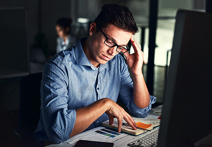 疲惫 劳累和疲惫的商务人士在头痛或偏头痛和工作到很晚的时候感到压力 焦虑和压力 男员工加班赶工图片