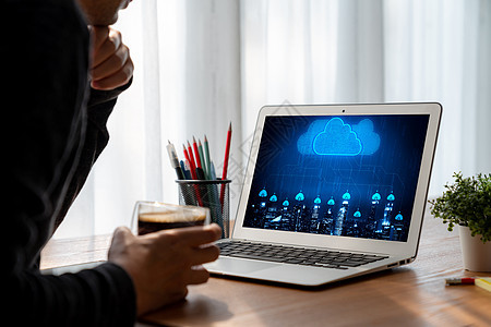 用于现代远程工程的云计算软件基础设施商务男人职场展示安全办公室教育互联网桌子图片