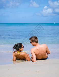 年轻夫妇男女度假圣卢西亚 豪华假期圣卢西亚加勒比海天堂幸福女孩男人女性比基尼闲暇情调异国旅游图片