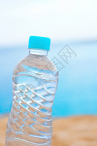 海滩上装瓶水的水图片