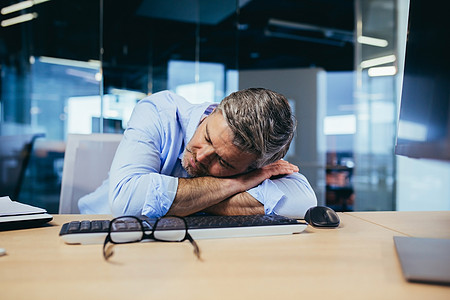 睡在办公室的台式电脑上 疲劳的高级老板商务人士桌面企业家标志电脑自由职业者笔记本公司经理男人危机图片