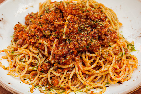 意大利传统菜 地中海美食配有意大利面糊成分 肉酱 橄榄油和番茄等香肠味的料理图片