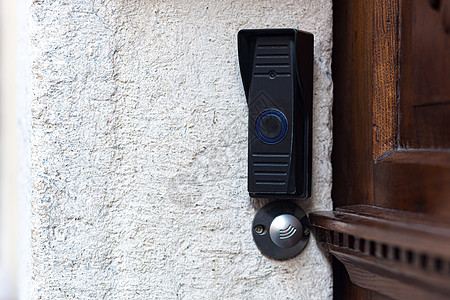 在旧城的旧城区 在旧古门附近打开遥控门铃手指钥匙入口建筑戒指住宅按钮警报圆圈客人图片