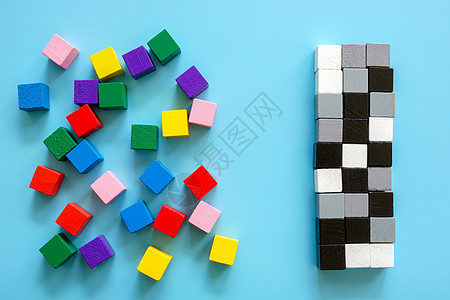 彩色立方体和一行黑白立方体 多样性和包容概念图片