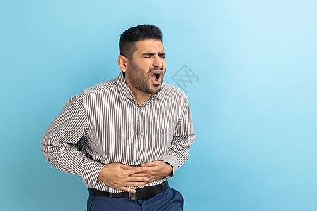 商务人士因胃痛 营养不良或腹泻症状 从腹部剧烈疼痛中潜伏和严酷地折磨图片