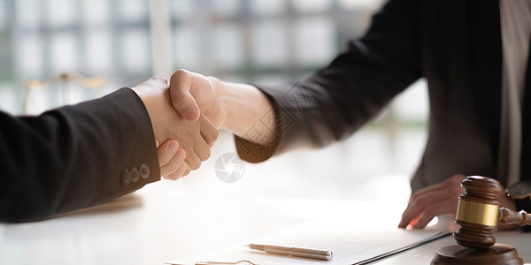 商务人士与合伙人握手 律师或讨论合同协议的律师伙伴 (b)背景图片