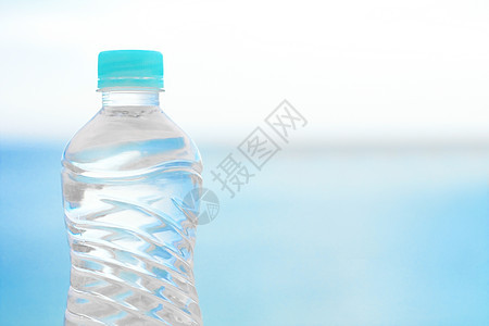 海滩上瓶装水     饮料 暑假和环境概念支撑天空塑料旅行瓶子帮助蓝色海景太阳阳光图片
