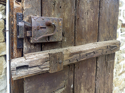 木门的旧金属和木制锁 关上图片