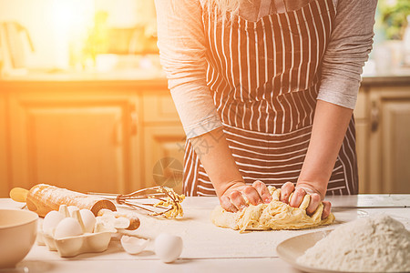 厨房桌上的女用手打零花钱筛子面粉女性面包营养养分厨师饮食食品美食图片