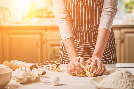 厨房桌上的女用手打零花钱营养饮食烹饪面包师木板女性桌子面包糕点养分图片