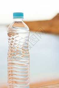 海滩上瓶装水     饮料 暑假和环境概念晴天塑料食物支撑热带帮助海岸线假期沙漠阳光图片