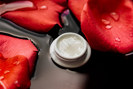 美奶油罐和花花瓣     带有花型概念的化妆品皮肤科血清润肤奶油治疗乳液产品身体玫瑰奢华图片