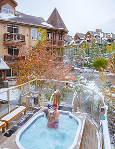 加拿大落基山脉下雪期间情侣在热水浴缸中 男人和女人在热水浴缸中奢华旅行弹簧假期公园旅游女士酒店女孩森林图片