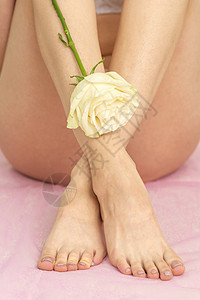带白玫瑰的女腿脚趾海滩护理长椅皮肤科美容头发卫生身体女性图片