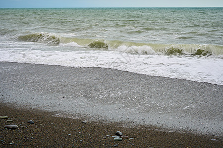 海滨 海边有碎石 沙滩上湿海岩和宁静的海浪环境冲击波支撑海洋旅行海岸蓝色泡沫飞溅戏剧性图片