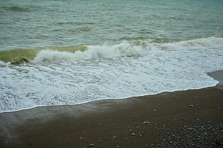 海滨 海边有碎石 沙滩上湿海岩和宁静的海浪飞溅潮汐海滩冲击波海岸天气环境海岸线戏剧性力量图片