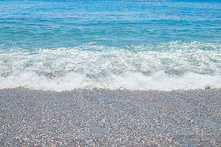 具有蔚蓝海水纹理背景的卵石滩 卵石滩清澈的海水 石岸上的纯净水 海岸线与石头海岸 华丽的海景 到夏日天堂度假场景天空地平线卵石季图片