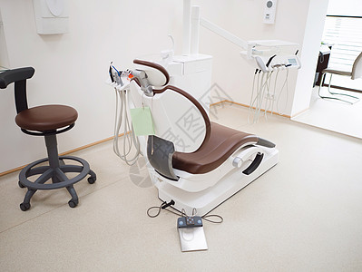 现代牙科办公室 棕色皮椅和牙医用白光医疗器使用的其他饰品消毒技术员乐器奢华家具座位空腔房间屏幕口腔科背景图片