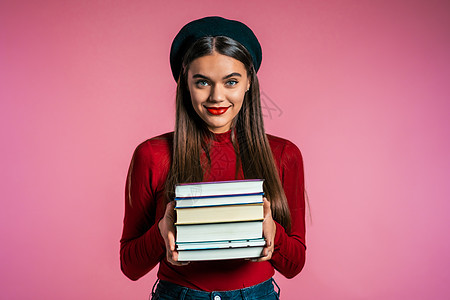 摄影棚里的学生粉红背景 藏着图书馆的大学书籍书血统成人学校青年女士头发情感女性考试感情图片
