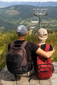 人们坐在滑雪电梯上 从后面看 夏天 绿林 在山上度家庭暑假场景运输假期电缆升降椅旅行索道远足森林山脉图片