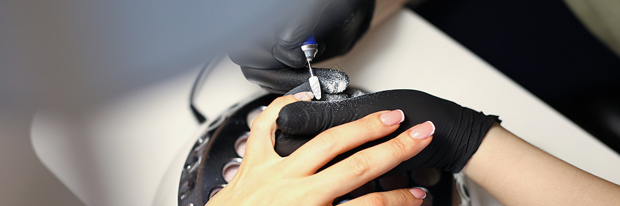 女主修指甲给客户使用美容院特制机器做美容师图片
